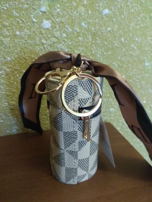 Brelok, pojemniczek na klucze.