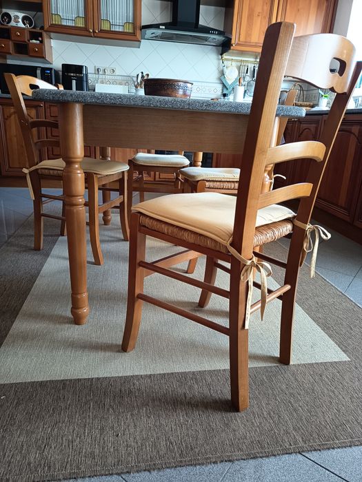 Mesa cozinha+4 cadeiras e 2 bancos