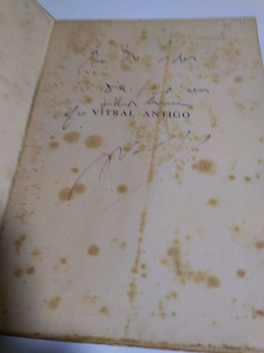Vitral Antigo Poemas, de Agostinho Veloso, S. J.