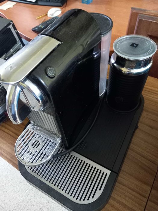 Máquina de café Nespresso Citiz & milk com avaria (fuga de água)