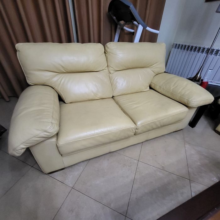 Sofás em pele em bom estado