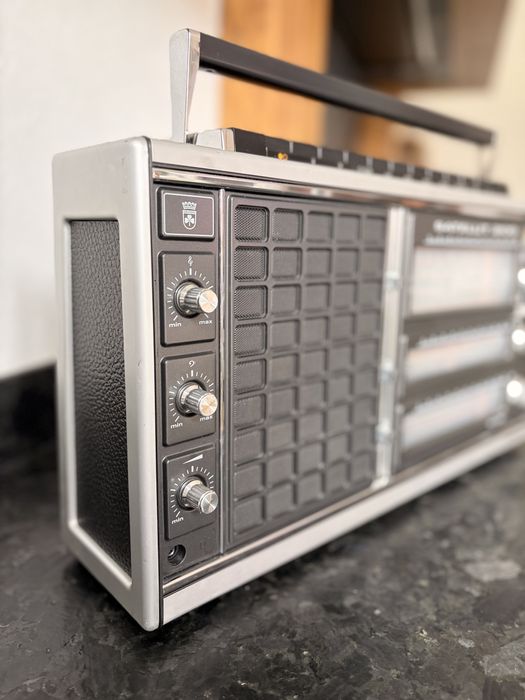 Grundig Satellit 2100 — винтажный радиоприёмник / радіо / Грюндиг