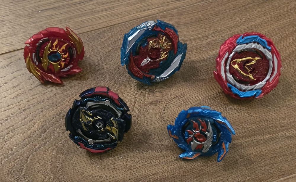 Arena Beyblade Burst - inclui 5 Beylades