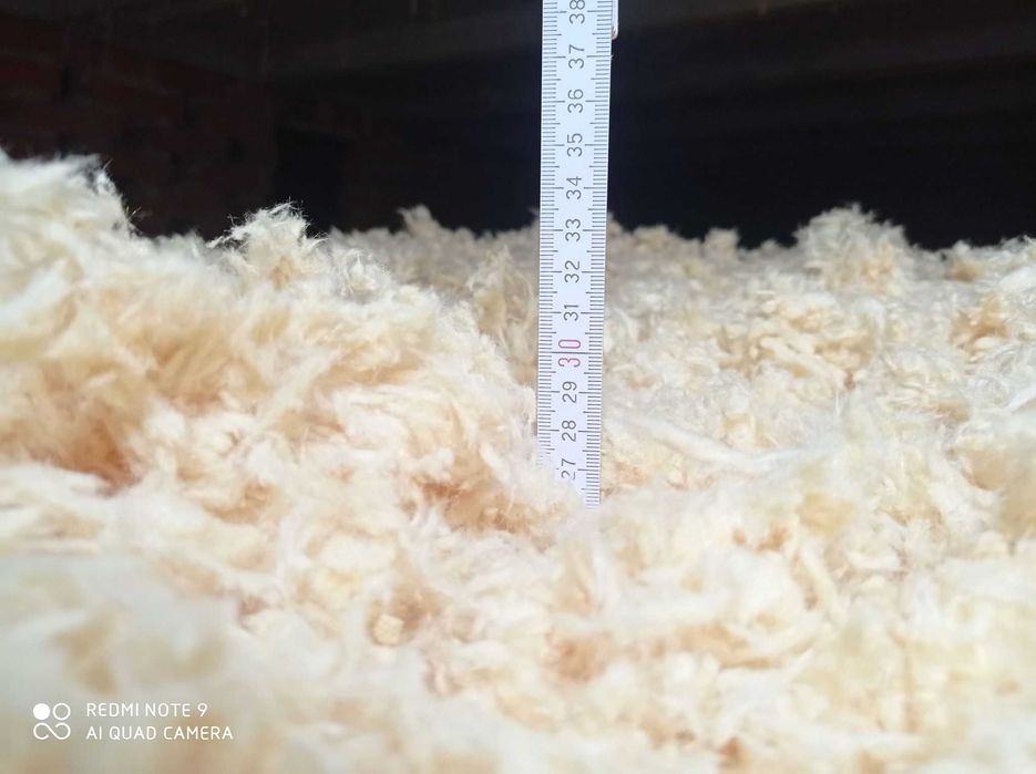 Docieplenie stropu, stropodachu. Granulatem celulozy, wełny skalnej.