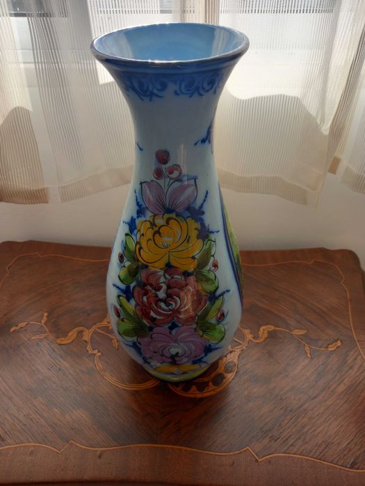 Bela jarra decorativa em loiça