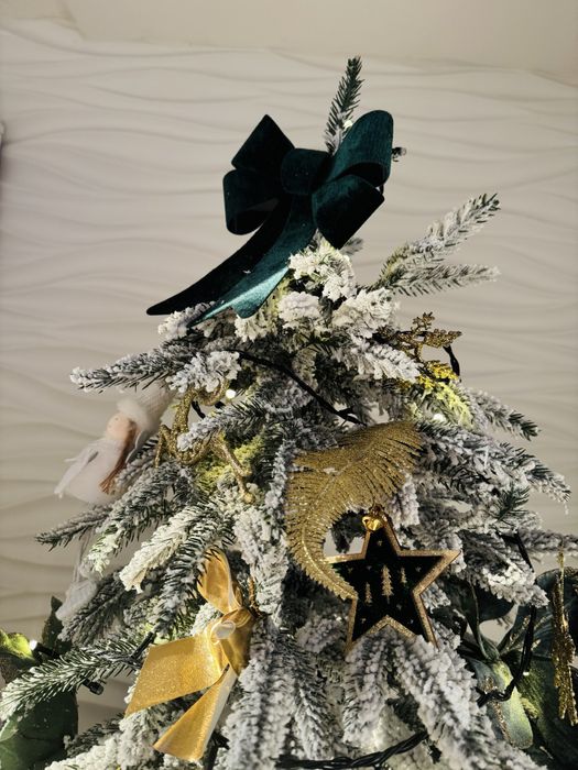 Ялинка засніжена лита з прикрасами та гірляндою , штучна йолка