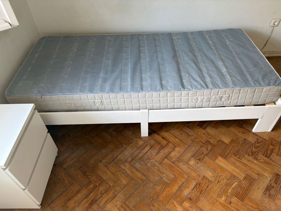 Cama + mesa cabeceira
