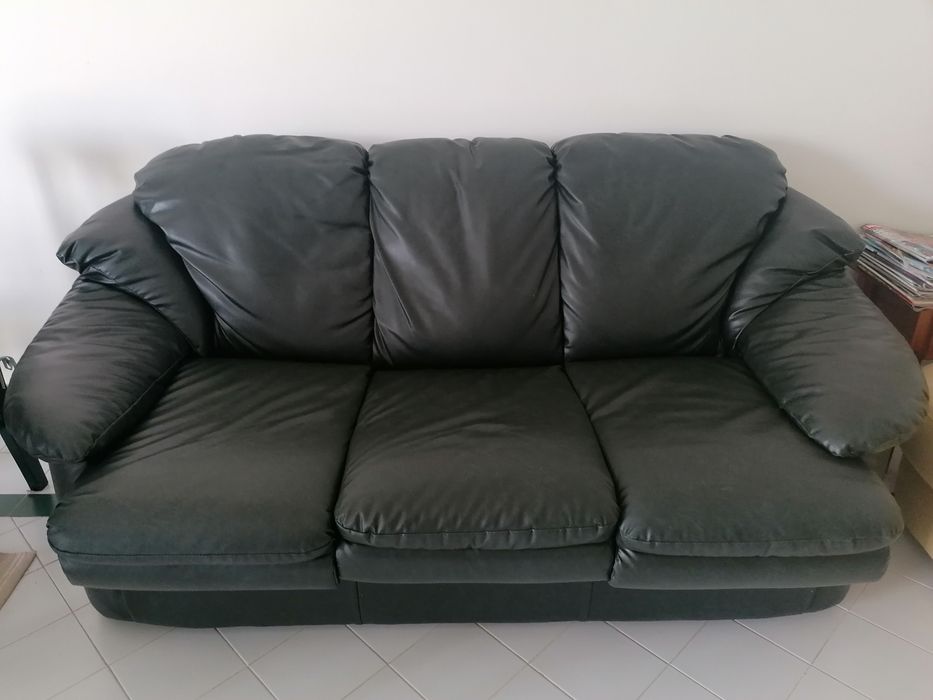 Sofá cama em pele verde