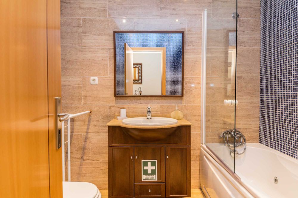 Apartamento T2 Ate 6 Pessoas com Ar condicionado, Wi-fi, Canais Premium, Sport Tv, Atoalhados Incluídos