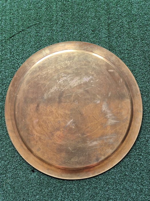 Prato / bandeja em latão de 60 cm de diâmetro, com pernas.