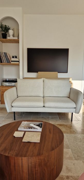 Sofa z Eye on design piaskowy z czarną podstawą 2,5 osobowa