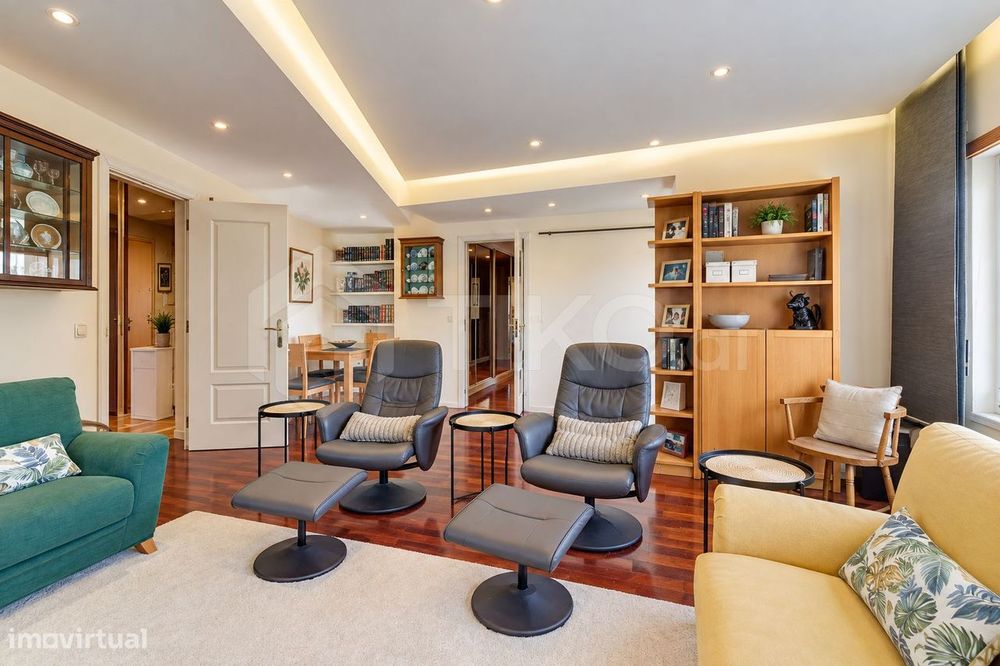 T4 com 209 m², vista 360º, sol todo o dia e garagem de 78 m² | Corroio