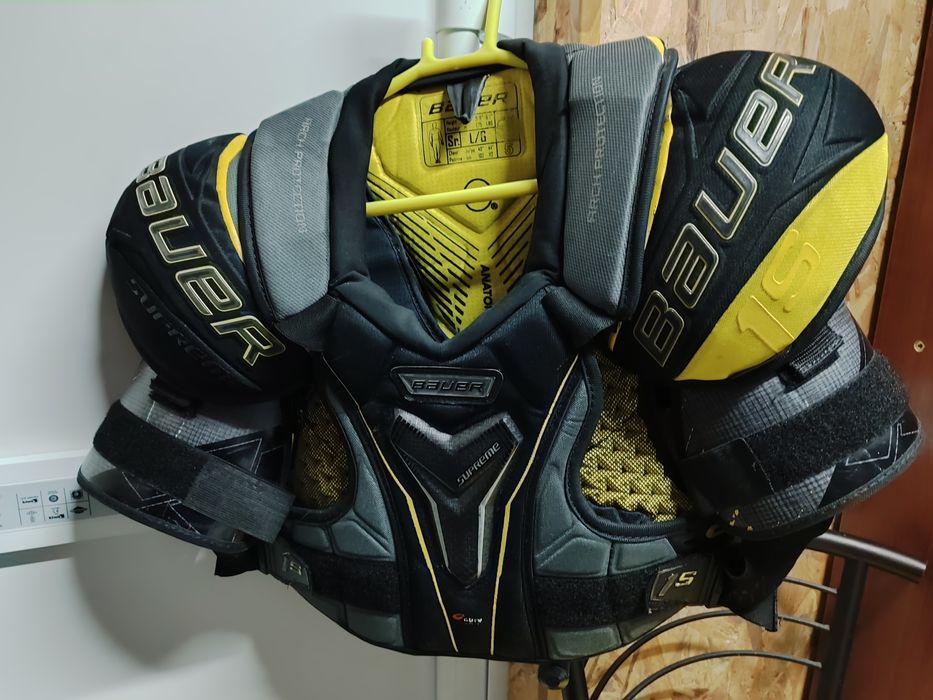 Хоккейна форма (ковзани, щіткі, труси нагруднік, лікті крагиі шоломи)