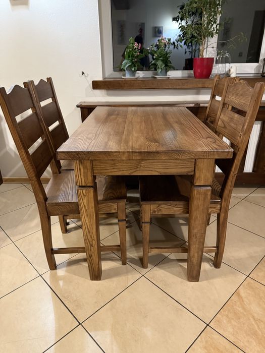 Stoły i krzesła z drewna