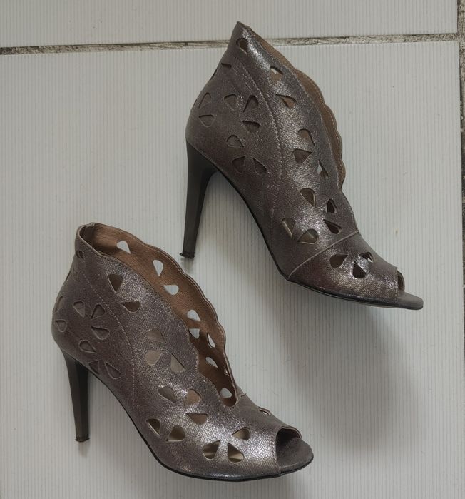 Buty na obcasie Carinii