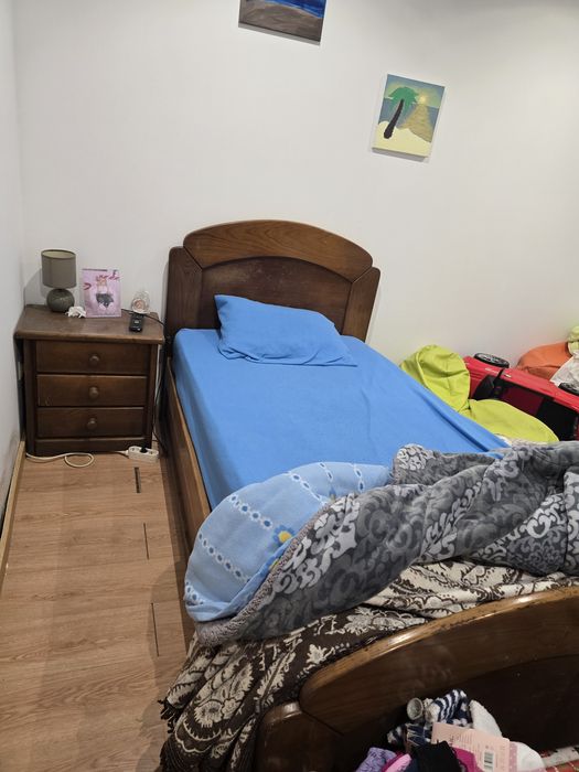 Vendo cama e mesinha de cabeceira de solteiro e guarda fatos