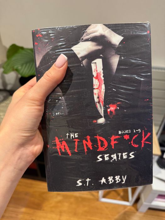 Книга англійською “Mindf*ck series”