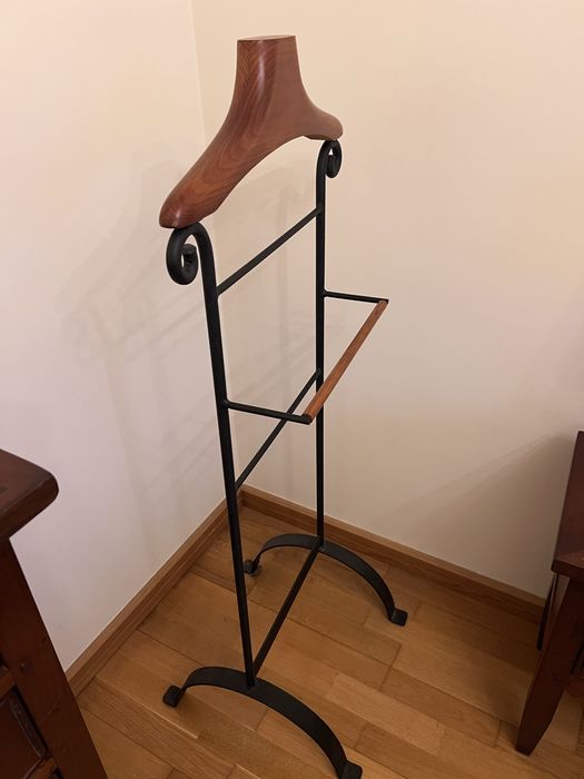 Cabide de quarto / Suporte para roupa em ferro e madeira