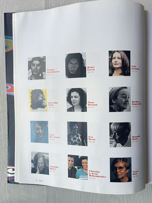 Livro sobre várias mulheres artistas