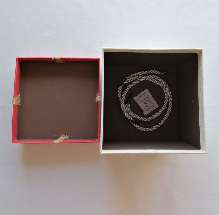 Подарункова коробка Крафт з бантом та ручкою 13х13х12,5см Біло-червон