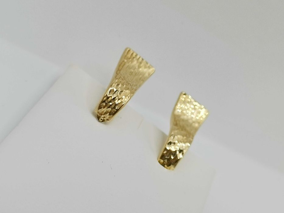 Nowe złote kolczyki repusowane.