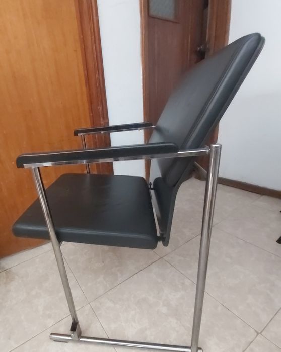 Cadeira de inox e eco pele