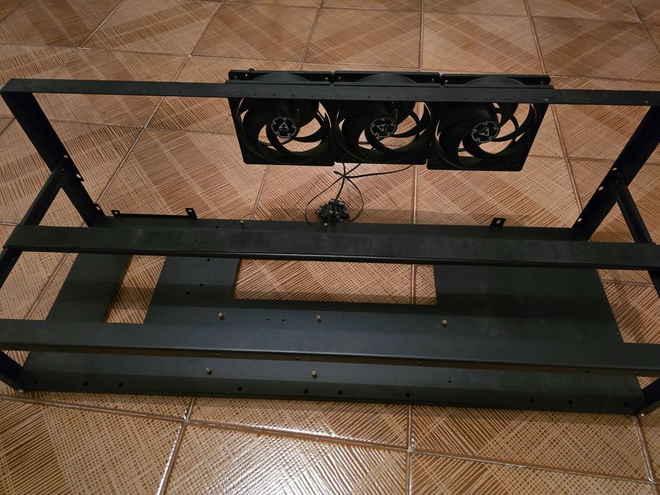 Frame RIG para 7/8 GPUs para mineração com oferta de risers e spliters