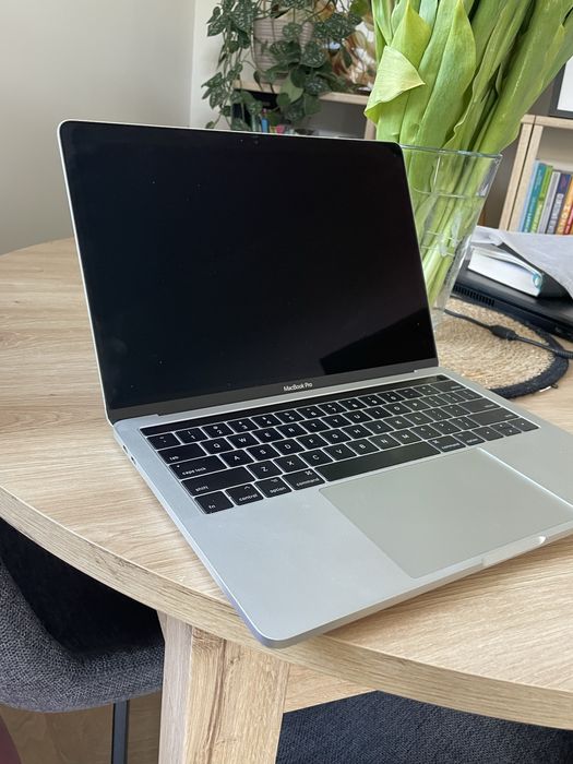 Laptop Apple MacBook Pro 13” 16GB 256GB Touchbar