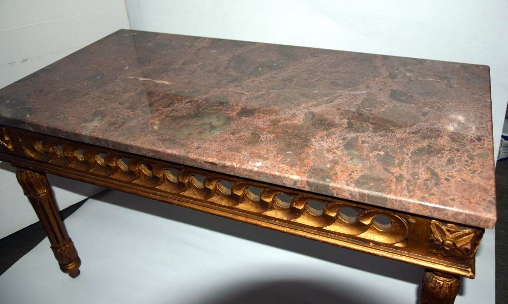 Mesa de centro em madeira talha dourada, tampo de pedra mármore rosa