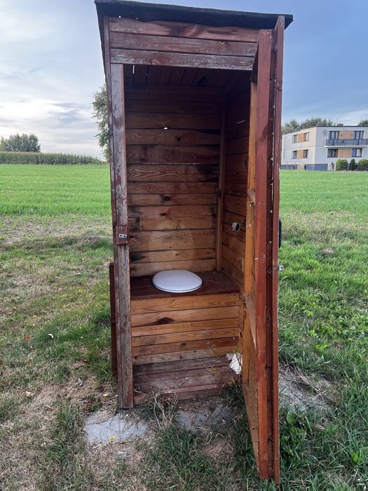 Wychodek, wc, toaleta drewniana na budowe
