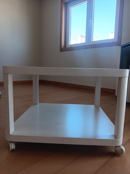 Mesa de centro com rodas