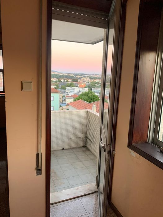 Aluga se apartamento T3 / quartos