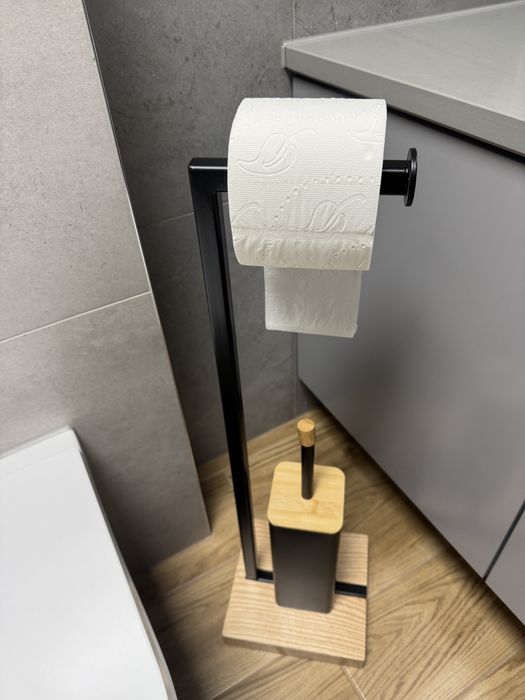 Stojak na papier toaletowy z drewnianą podstawą. PROMOCJA