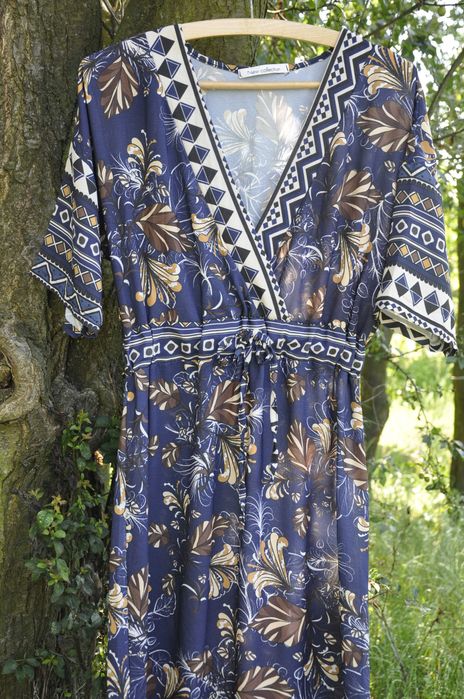 Długa sukienka w granatowe wzory, kopertowa; także dla wysokich kobiet