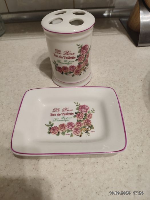 Набор для ванной комнаты, мыльница  и стакан для зубных щёток.