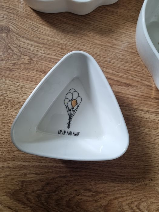 Zestaw porcelanowych naczyń