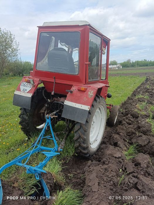 Продам трактор т25 з  плугом