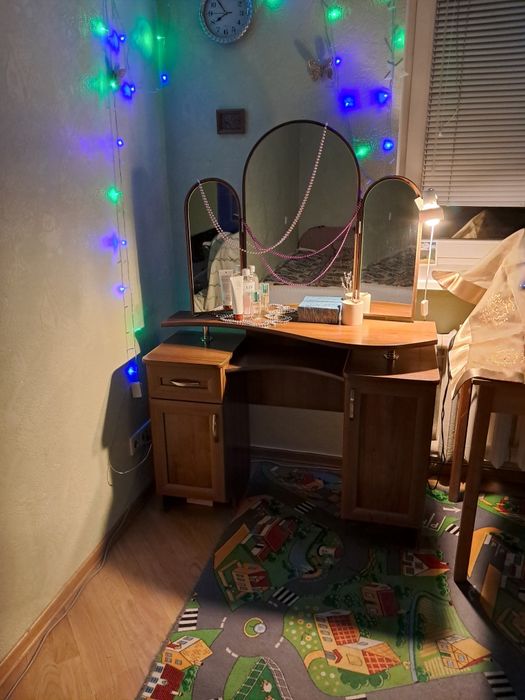 Трюмо, туалетний столик, шафа з дзеркалом