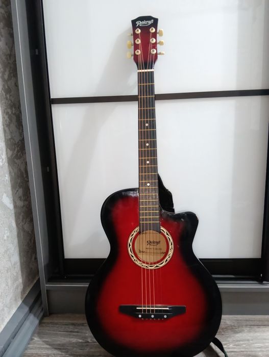 Продам гітару є чохол та тюнер та струни