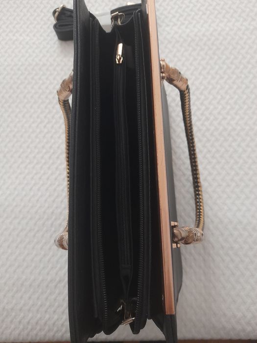 Bolsa em pele com dourados