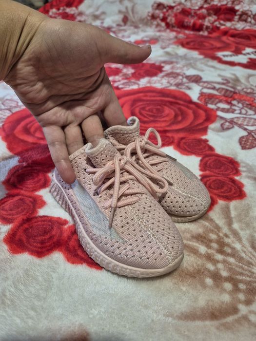 Дитячі рожеві кросівки