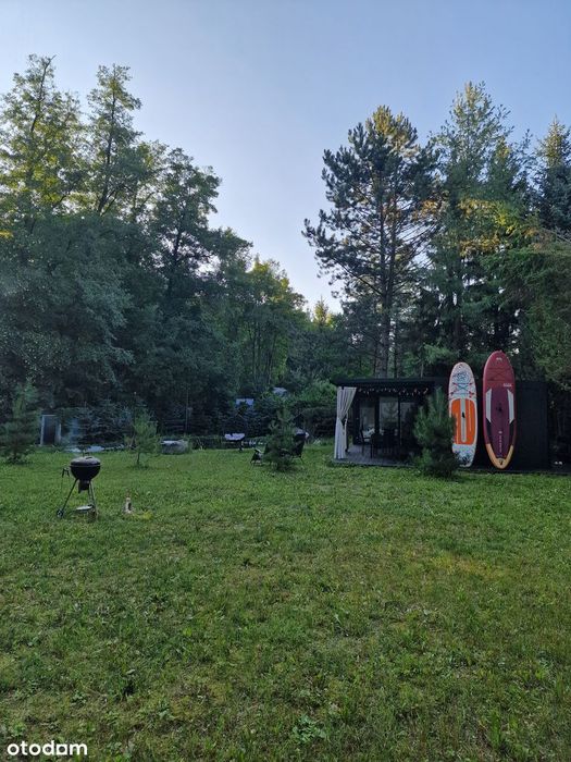 Dom nad dzikim jeziorem – 35 m² ciszy, lasu i szybkiego
internetu