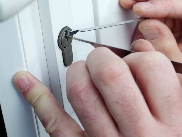 Esqueceu a chave dentro de casa ? Eu resolvo pra você .