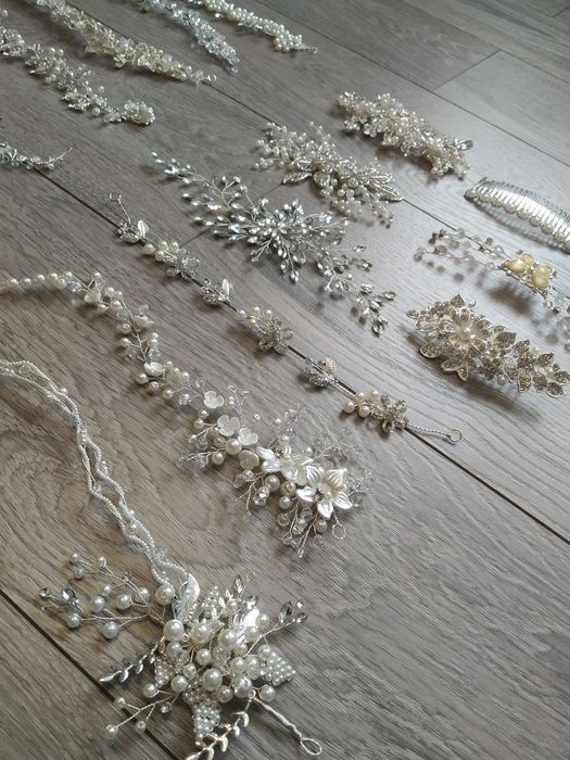 Діадеми, біжутерія, гребінці у волосся