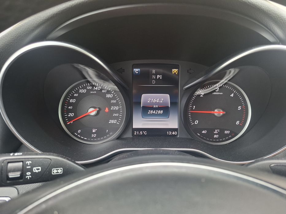 Carrinha Mercedes 220 d, em bom estado.