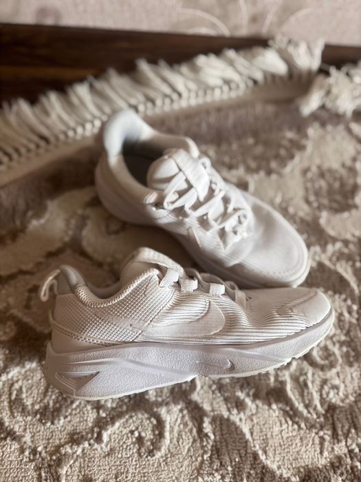 Продам білі кросівки Nike