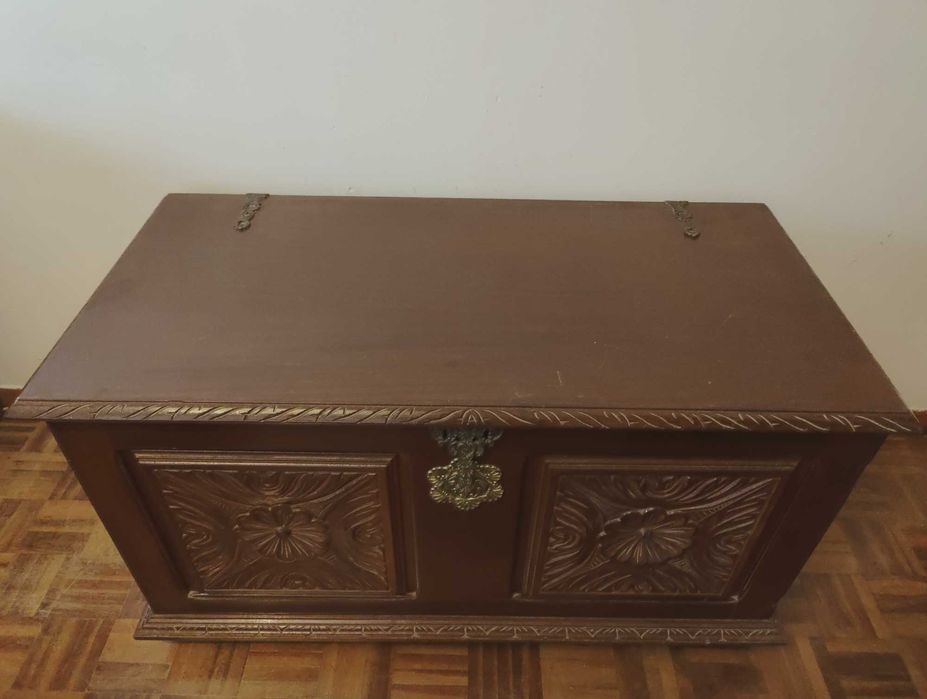 Arca rústica ornamentada em madeira