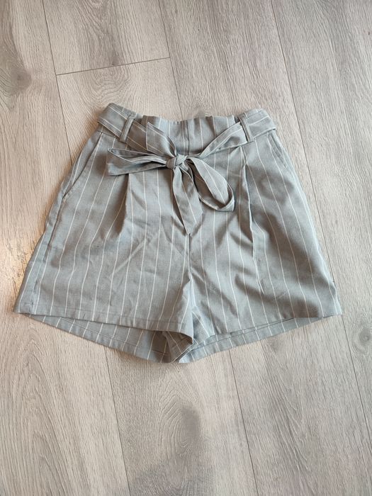 Krótkie spodenki kopertowe kokarda eleganckie gumka paski szare