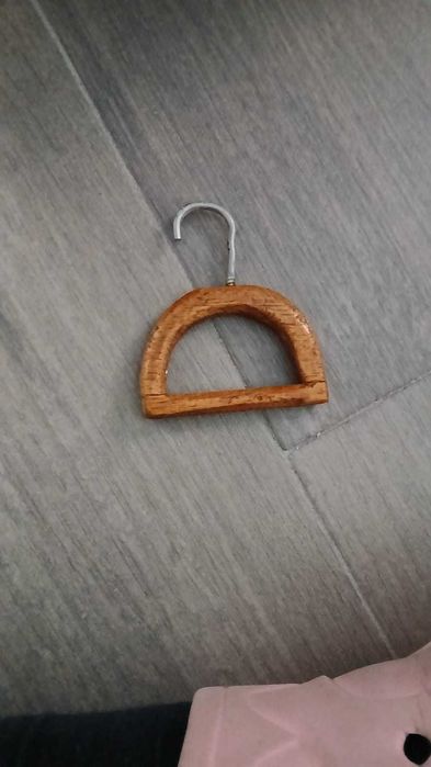 Roupeiro para bonecas em madeira, feito àmão