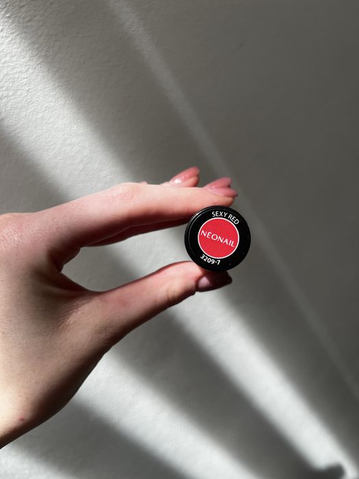 Nowy czerwony lakier hybrydowy neonail